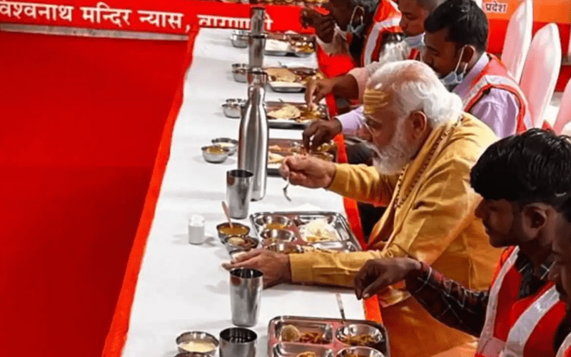 #काशी विश्वनाथ धाम: पीएम मोदी ने गरीबों की तरह खाया खाना तो अमीरों की तरह बदलते रहे कपड़े