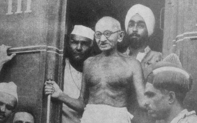 Mahatma Gandhi: मंदिरों को तोड़कर बनाई गईं मस्जिदें भारत की गुलामी की प्रतीक हैं