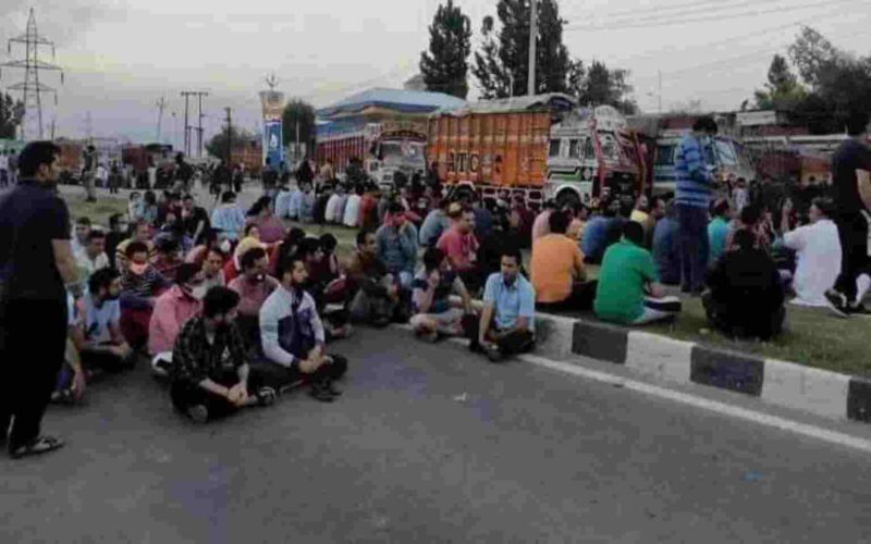 जम्मू-कश्मीर: टार्गेट किलिंग से दहशत में आए हिंदू, 1990 की तरह शुरू हुआ पलायन, श्रीनगर एयरपोर्ट पहुँची हज़ारों हिंदुओं की भीड़