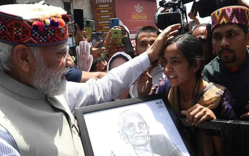PM Modi In Shimla: माँ की पेंटिंग देख भावुक हुए मोदी, गाड़ी रुकवाकर लड़की को दिया आशीर्वाद , कहा- “खुश रहो”