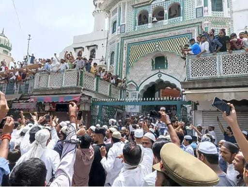 Delhi: जुमे की नमाज के बाद दिल्ली से लेकर यूपी के कई शहरों में मुस्लिमों के शक्ति प्रदर्शन के बीच हंगामा