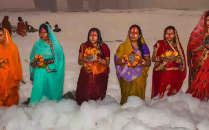 chath pooja: छठ पूजा से पहले यमुना नदी फिर से हुई जहरीली, नहाने लायक नहीं है घाट, हर जगह दिख रहे है सफेद झाग
