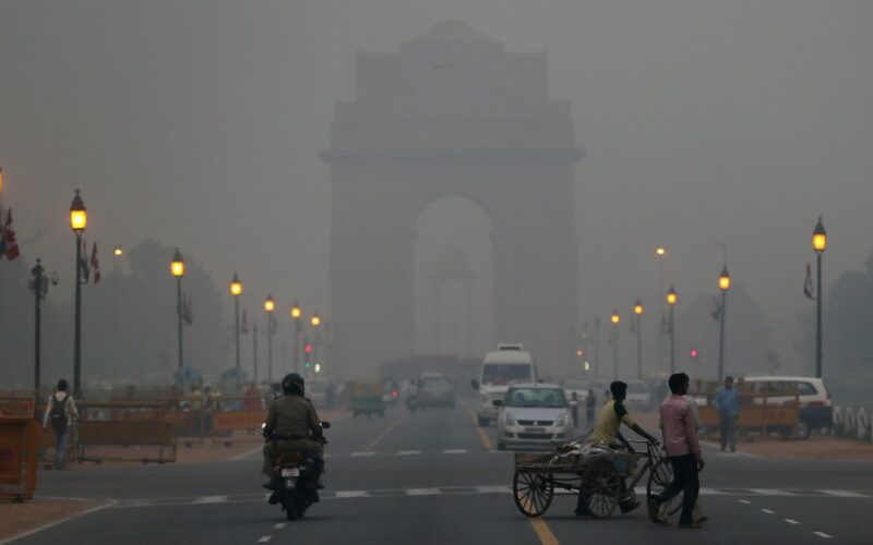 Delhi News: प्रदूषण की चादर से ढ़की दिल्ली, आंखों में जलन तो सांस लेने जैसी समस्या से जूझ रहे लोग