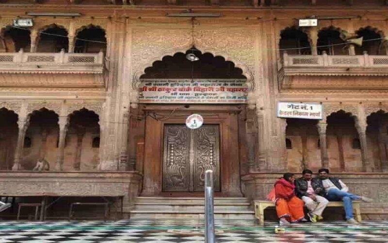 Mathura News: योगी की फटकार का अधिकारियों पर दिखा असर, बढ़ाया गया बांके बिहारी मंदिर में दर्शन करने का समय