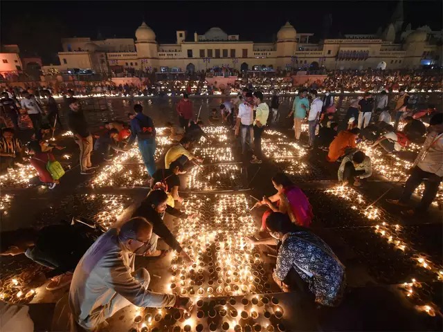 Dev Diwali 2022: धूम-धाम से देव दिवाली मना रहे है लोग, सीएम योगी ने भी दी बधाई
