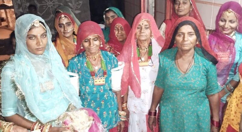 Rajasthan News: बीबी-बच्चों के साथ 20 वर्ष बाद घर लौटे बेटा को देख फफक पड़ी मां, थाली लेकर किया स्वागत