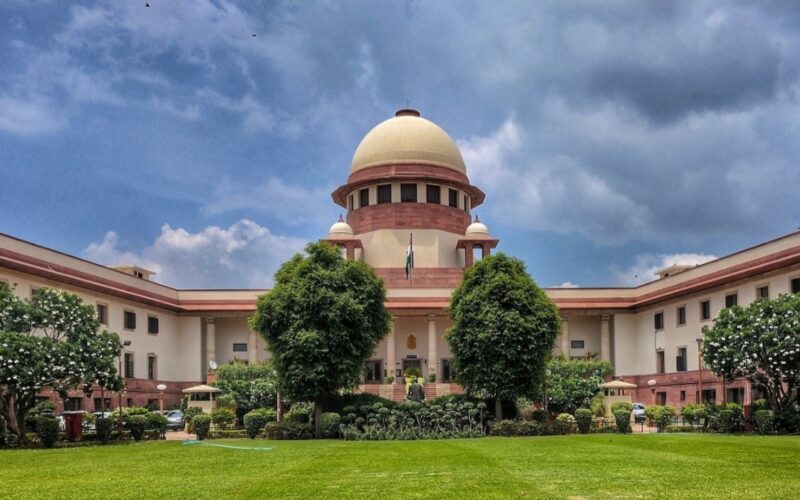 Supreme Court: हिंदी में दलीलें देने वाले याचिकाकर्ता को जज ने रोका, कहा अंग्रेजी में बोलो