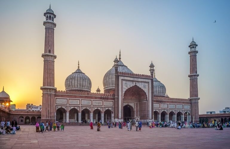 Delhi News: जामा मस्जिद में अकेले महिलाओं की एंट्री पर प्रतिबंध, मस्जिद प्रवक्ता बोले धर्मस्थलों को पार्क समझने लगे हैं लोग