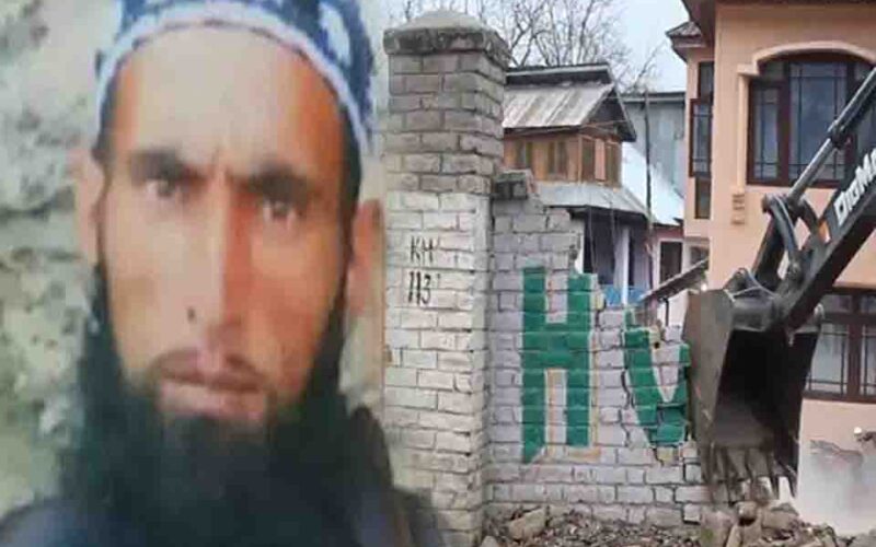 Jammu Kashmir: अनंतनाग में आतंकवाद पर चला बुलडोजर, हिजबुल मुजाहिदीन कमांडर के घर को किया नेस्तनाबूद