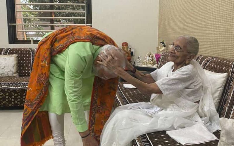 Pm Modi: दूसरे चरण के मतदान से पहले पीएम मोदी ने की मां से मुलाकात, लिया आशिर्वाद