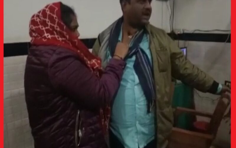 Up Police: आशिक दरोगा जी मना रहे थे प्रेमिका के साथ रंगरलियां, पत्नी ने खूब पीटा