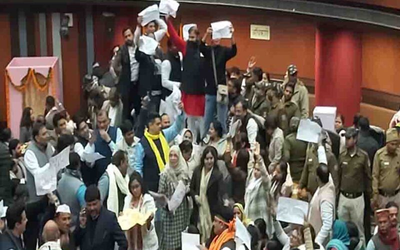 मेयर चुनाव: दिल्ली में चुनाव से पहले हंगामा, मनोनीत सदस्यों की शपथ के खिलाफ AAP का विरोध