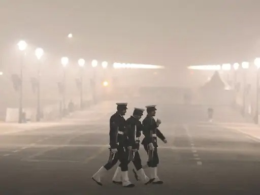 Weather news: सर्द हवा के झोंकों से ठिठुर रही दिल्ली, शिमला और मसूरी से भी कम रहा तापमान