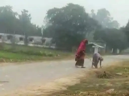 Gorakhpur News: लगातार डंडे बरसाती रही बहू, जमीन पर पड़ी बुजुर्ग सास हाथ जोड़कर गिड़गिड़ाती रही, वीडियो वायरल