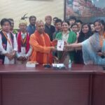 एबीवीपी कार्यकर्ताओं के साथ सीएम योगी