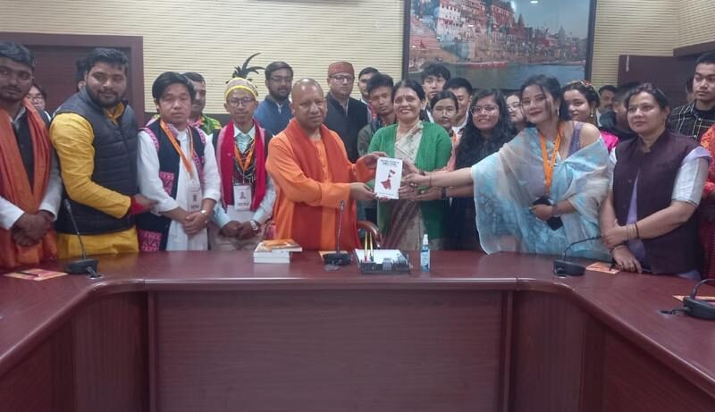 एबीवीपी कार्यकर्ताओं के साथ सीएम योगी