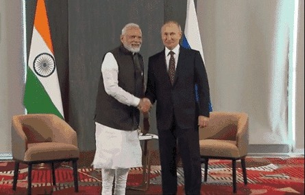 पीएम मोदी व रूसी राष्ट्रपति व्लादिमिर पुतिन