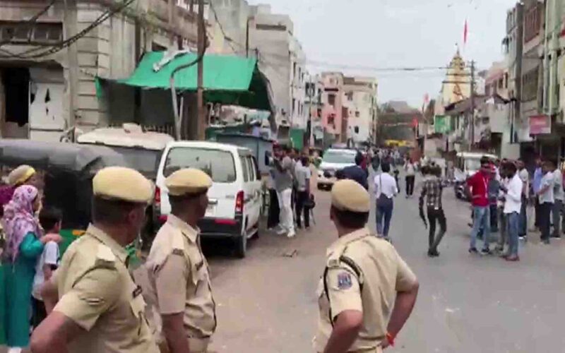 Ramnavmi Violence: गुजरात के वडोदरा में शोभायात्रा पर पथराव, महाराष्ट्र में मंदिर के बाहर आगजनी