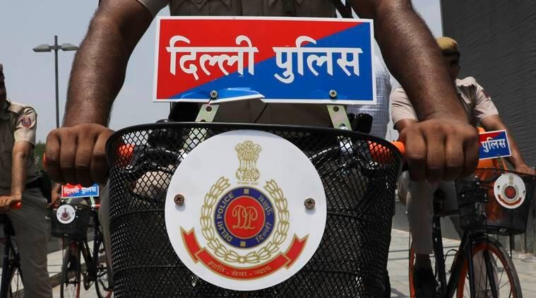 Delhi: एक ही रात शब-ए-बारात और होलिका दहन होने के कारण अलर्ट हुई दिल्ली पुलिस हुड़दंगियों पर रखेगी पैनी नजर