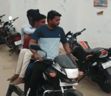 UP: बहन के शव को बाइक से ले गया भाई, मांगने पर अस्पताल से नहीं मिला शव वाहन