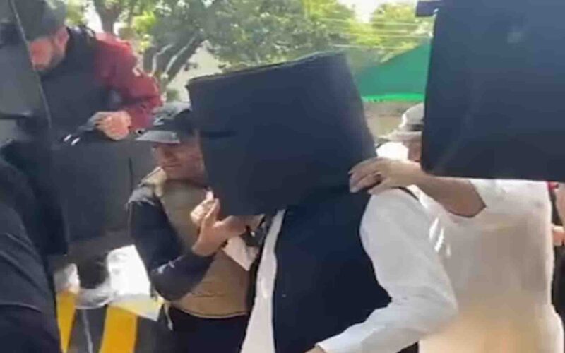 Pakistan: बुर्का पहनकर कोर्ट पहुंचे इमरान खान, सोशल मीडिया पर वीडियो वायरल, नियाजी खान से लोग ले रहे है  मजे