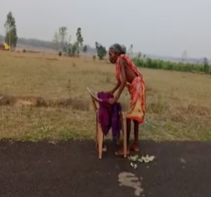 Odisha: तपती दोपहरी में गर्म सड़क पर नंगे पैर पेंशन लेने जाती बुजुर्ग महिला का वीडियो वायरल