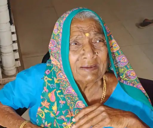 Agra: करोड़पति बेटों की कोठियों में नहीं है मां के लिए कोई कोना, रहती हैं वृद्धाश्रम
