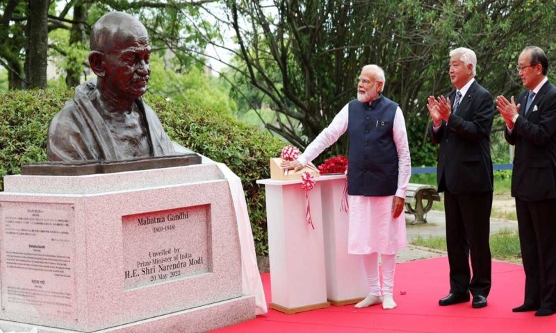 India: PM मोदी G7 में शामिल होने के लिए पहुंचे हिरोशिमा, वहां महात्मा गांधी की प्रतिमा का किया अनावरण