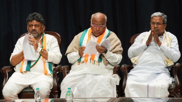 Karnataka: सीएम पद को लेकर कांग्रेस अध्यक्ष के आवास में हुई बैठक, ये होंगे कर्नाटक के नये सीएम