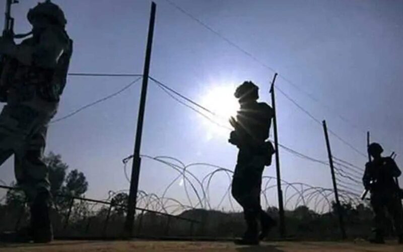 Jammu & Kashmir Encounter: राजौरी में दो आतंकियों को किया ढ़ेर, सेना का एंटी टेरर ऑपरेशन जारी