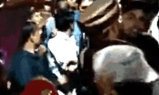 सोशल मीडिया पर वायरल वीडियो में गोदी में लेकर दूल्हे को लेकर भागते बाराती