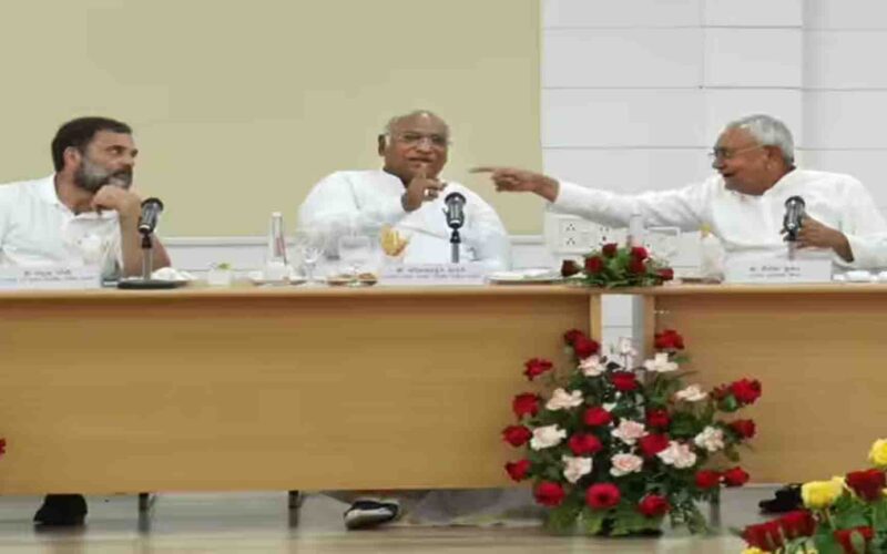 Opposition Meeting: महासम्मेलन के बाद विपक्ष के नेताओं ने दिखाई एकजुटता,पीएम मोदी के टक्कर में कौन होगा इस पर नहीं बनी बात
