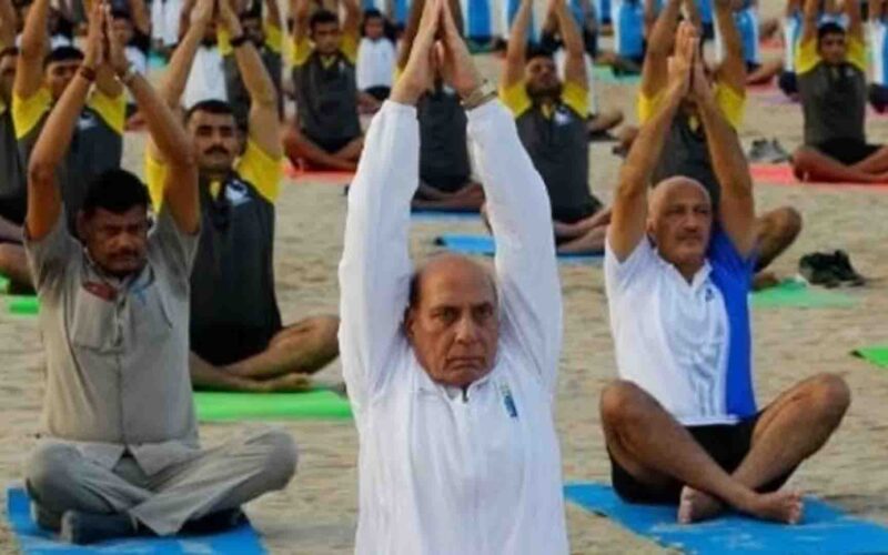 Yoga Day: रक्षा मंत्री राजनाथ सिंह योग दिवस पर भारतीय नौसेना के जवानों के साथ करेंगे योग