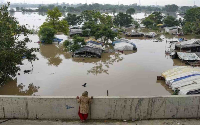 Delhi Flood News: दिल्ली में बाढ़ की स्थिति, जगह-जगह हो रहा है जलभराव, भाजपा और आप के बीच हो रही है जमकर राजनीति