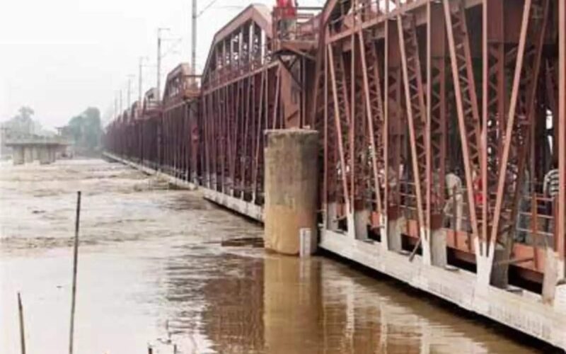 Delhi: खतरे के निशान से ऊपर पहुंचा यमुना का जलस्तर,रेलवे ने दिल्ली में पुराने यमुना ब्रिज पर रेल यातायात किया बंद