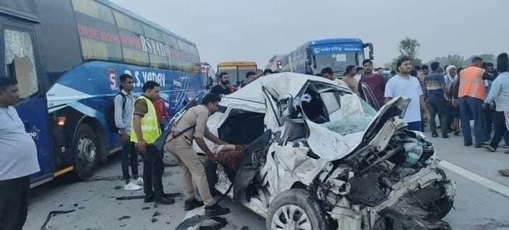 Aligarh: यमुना एक्सप्रेसवे पर दुर्घटनाग्रस्त गाड़ी में फंसे लोगों को बचाने रुके युवकों को वोल्वो बस ने रौंदा, 4 की मौत 6 घायल