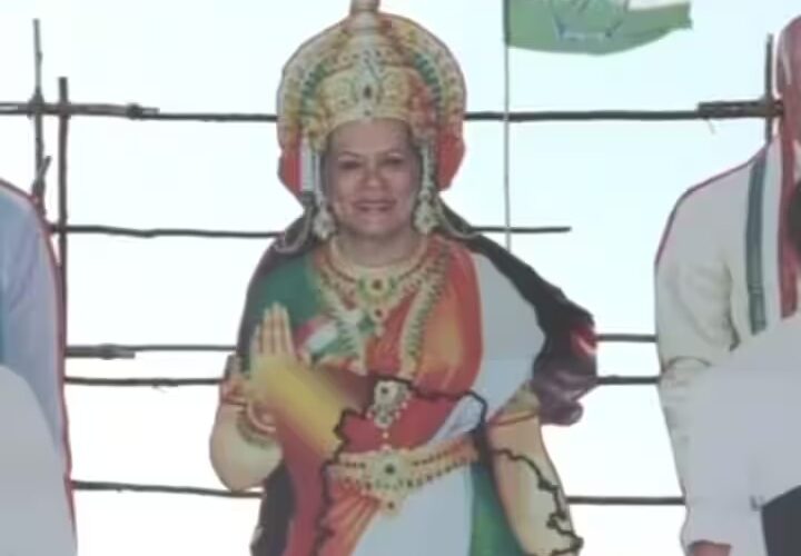 Sonia Gandhi: तेलंगाना में कांग्रेस नेताओं के लगे अजीबों-गरीब पोस्टर, सोनिया गांधी को बताया ‘भारत माता’ का रूप
