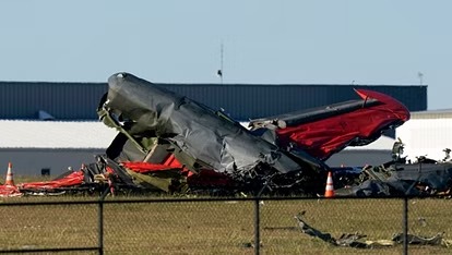 American News: रेनो शहर में आसमान में दो विमान टकराने से पायलट की मौत, कई किलोमीटर में फैला मालवा