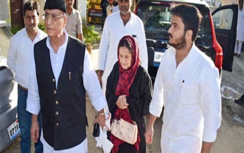 Azam Khan: रामपुर जेल भेजे गए आजम खान, बेटा और पत्नी, तीनों को मिली 7-7 साल की  सजा