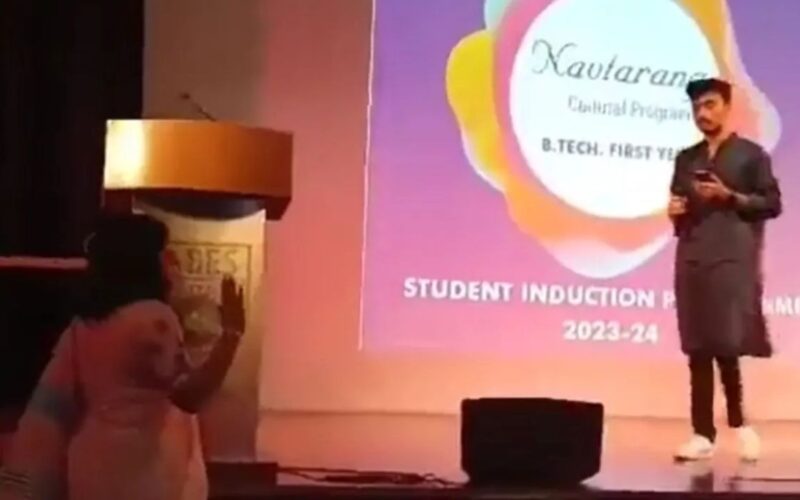 Jai Shree Ram: छात्र ने मंच पर लगाया जय श्री राम का नारा तो भड़की महिला प्रोफेसर, मंच से नीचे उतारा वीडियो हुआ वायरल