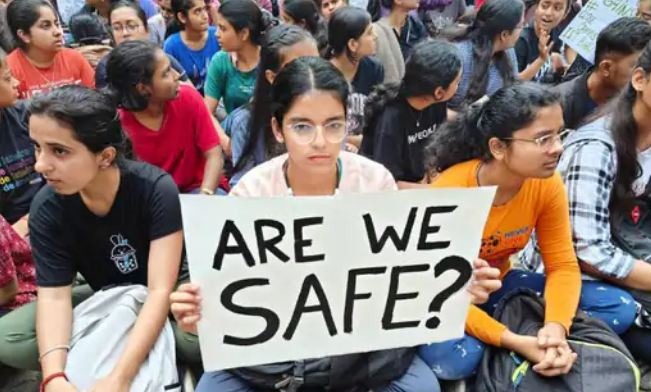 Varanasi: BHU में गन प्वाइंट पर हुई छात्रा के साथ दरिंदगी, घटना के बाद स्टूडेंटस् ने किया धरना प्रदर्शन