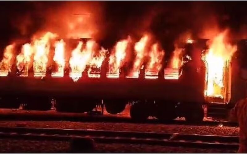 Train Accident: यूपी के इटावा में ट्रेन हादसा, बिहार जाने वाली वैशाली एक्सप्रेस के तीन बोगियों में लगी आग; 12 घंटे के अंदर यह दूसरी घटना