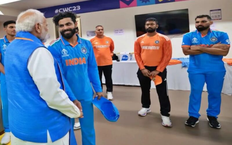 IND VS AUS: ऑस्ट्रेलिया से वर्ल्ड कप हारने के बाद ड्रेसिंग रूम में टीम इंडिया से मिले पीएम मोदी, खिलाड़ियों का बांधा ढांढस