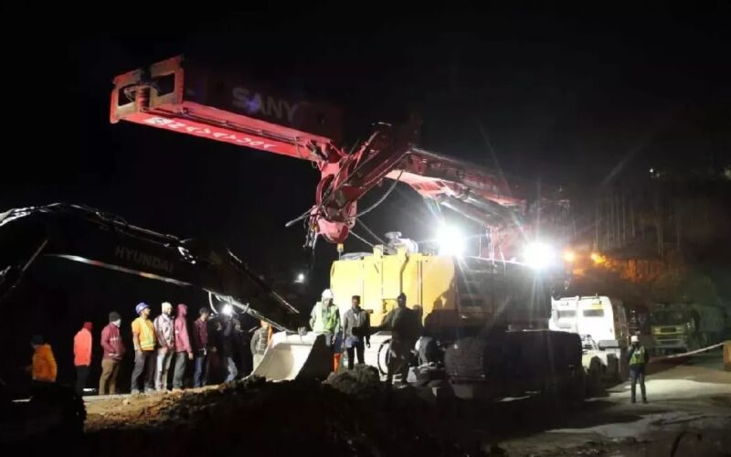 Uttarkashi Tunnel Rescue: 13 दिन, 41 जिंदगियां और अभी भी हौसला बरकरार, मजदूरों को बचाने के लिए बनाई जा रही सुरंग