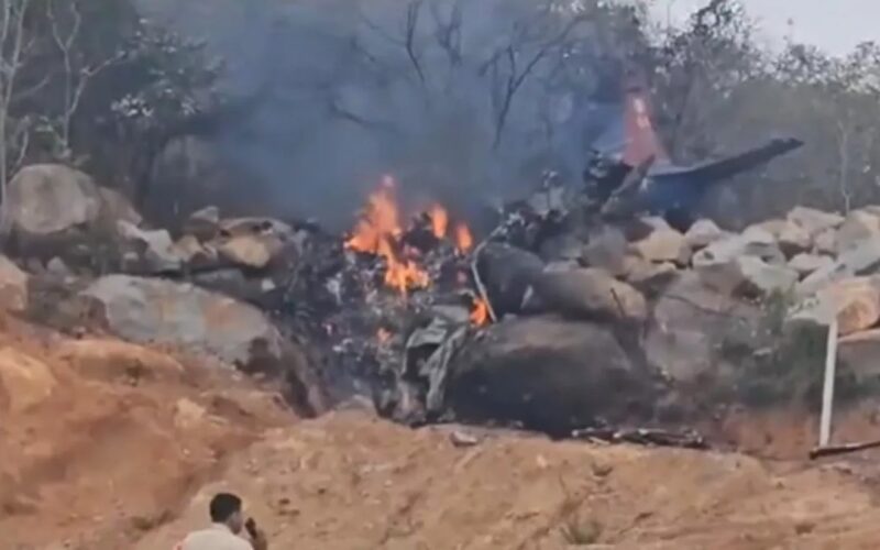 Aircraft Crash In Telangana: तेलंगाना में ट्रेनिंग के दौरान एयरफोर्स का एयरक्राफ्ट क्रैश, दो पायलट की मौत