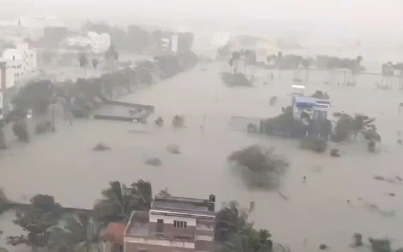 Andhra Pradesh: समुद्र तट पर ‘मिचौंग’ तूफान का कहर, चेन्नई में आठ लोगों की मौत; भारी बारिश की संभावना