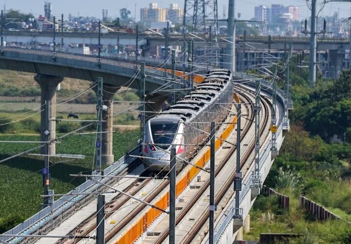 Rapid Metro: गाजियाबाद से जेवर एयरपोर्ट तक चलेगी रैपिड मेट्रो, क्या होगा रूट और कितना लगेगा समय? पढ़िए पूरी रिपोर्ट