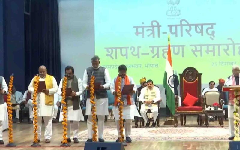मध्य प्रदेश मंत्रिमंडल विस्तार: भाजपा नेता कैलाश विजयवर्गीय और विश्वास सारंग समेत 18 नेताओं कैबिनेट मंत्री पद की ली शपथ, शिवराज सिंह ने दी बधाई