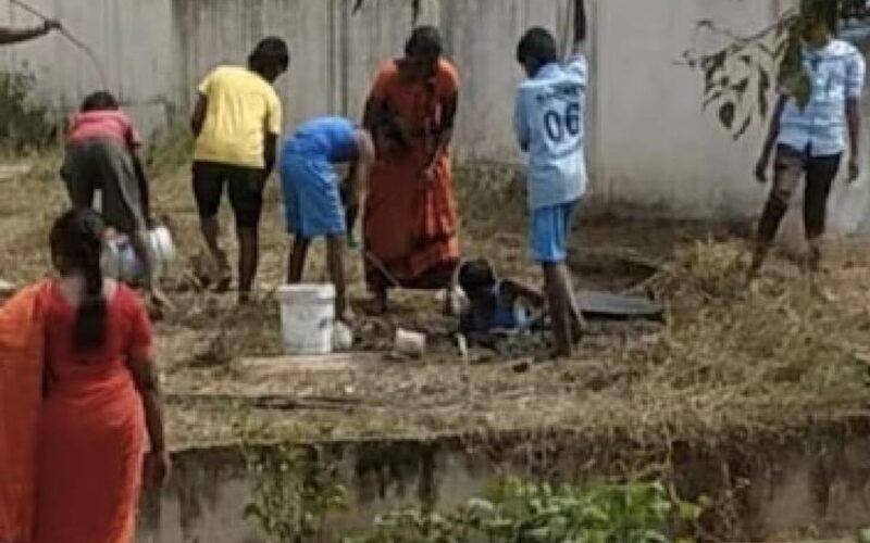 Karnataka: कोलार में स्कूल के बच्चों से टॉयलेट साफ कराना प्रधानाचार्य को पड़ा महंगा, मुकदमा दर्ज