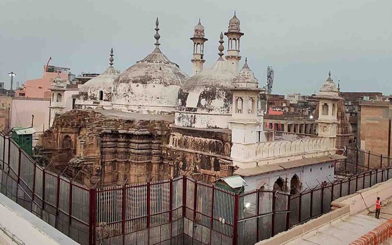 Gyanvapi Masjid Case Update: हिंदू पक्ष को मिला व्यास तहखाने में नियमित पूजा का अधिकार, कोर्ट ने मुस्लिम पक्ष को दिया झटका